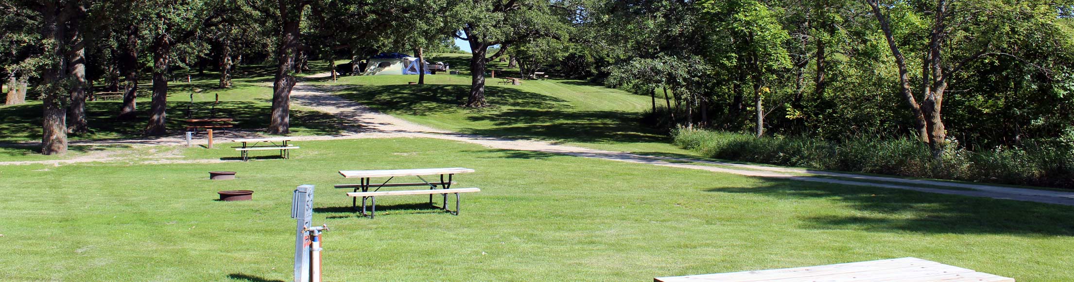 Large campsites with full water and electric hookup at Oak Park Kampground